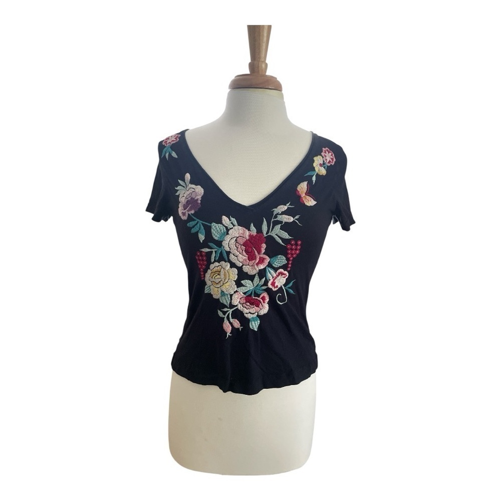 Johnny Was Vintage Black Embroidered Floral V-Neck Short Sleeve Top Size Small